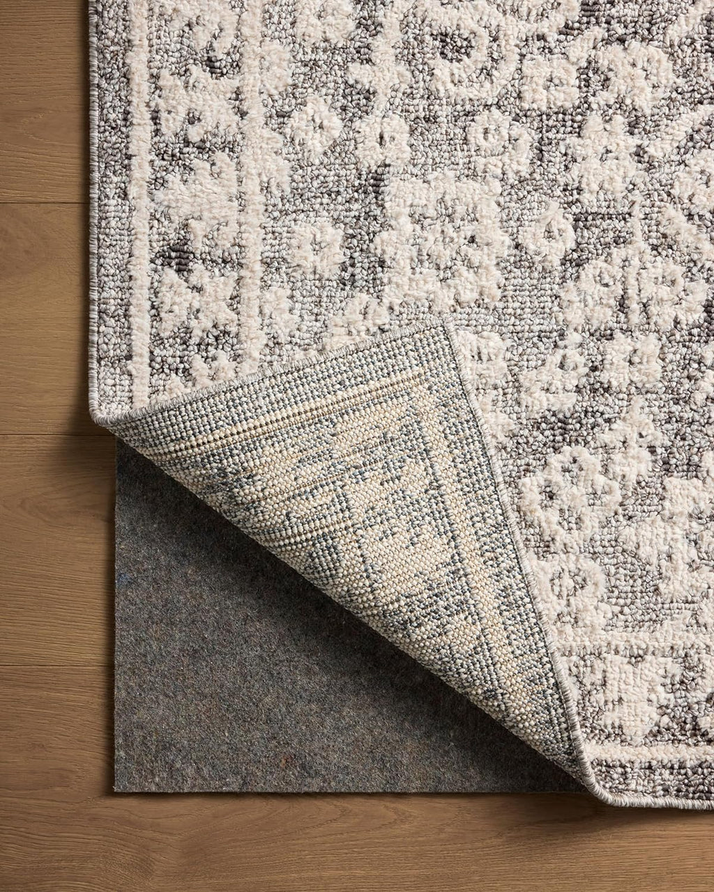 Grey/Ivory 5'-3" x 7'-6" Area Rug V142183